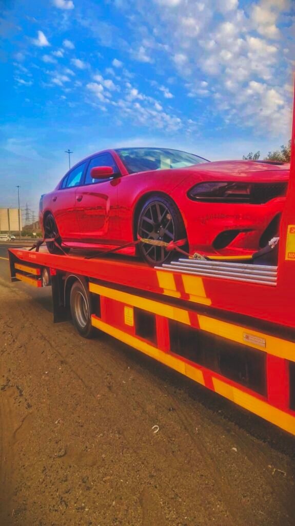 أرخص شحن سيارة من الرياض إلى أبها مع أرقام سطحات نقدم لك أفضل وأرخص خدمة شحن سيارات من الرياض إلى أبها، خميس مشيط. مع سطحات هيدروليك وعادية، نوفر خدمة ونش (كرين) عند الطلب. سعر نقل السيارة يتراوح بين 1300 و1400 ريال سعودي، وتستغرق الرحلة حوالي 18 إلى 20 ساعة. احصل على خدمة احترافية لنقل سيارتك بأمان.